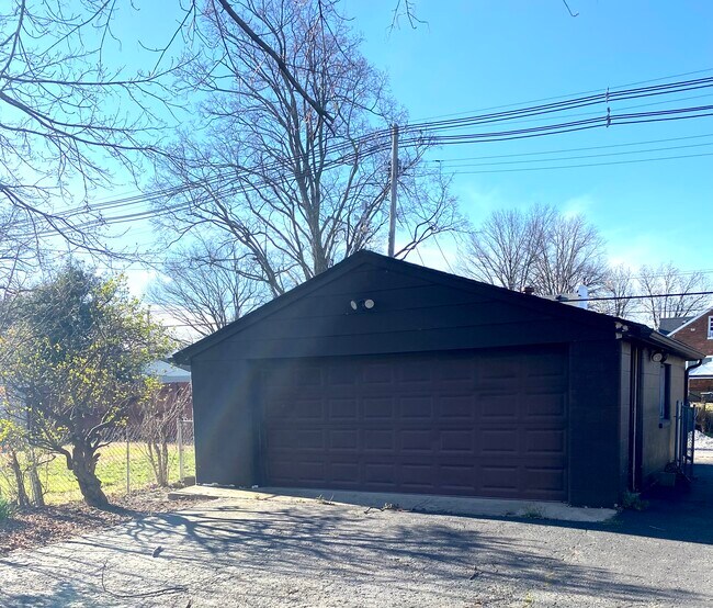 Building Photo - 2225 Hawthorne Ave
