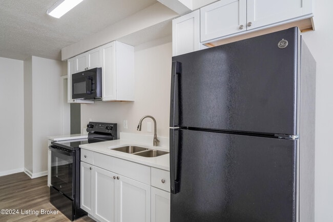 Building Photo - 323 S 43rd St