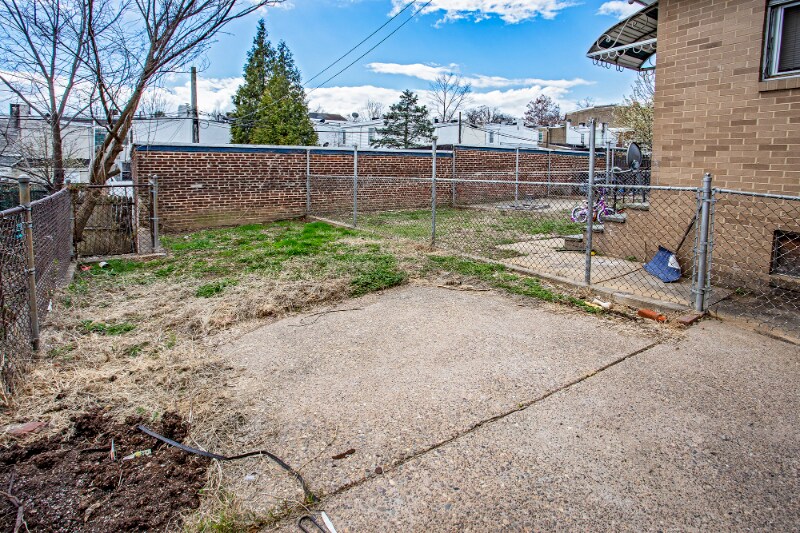 Building Photo - 1210 Elm St