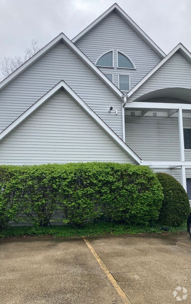 Building Photo - 3 bedroom, 2.5 bath Condo: Gentry Quarters...