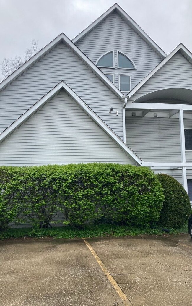 Building Photo - 3 bedroom, 2.5 bath Condo: Gentry Quarters Complex