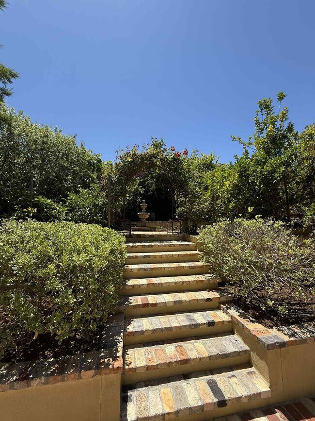 Building Photo - Redwood City Hillside Retreat – 4BR, 3BA w...