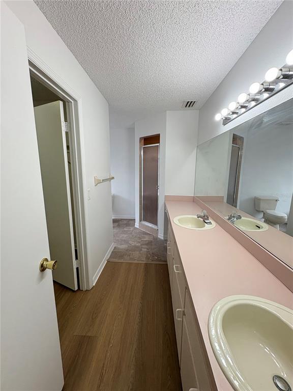 Building Photo - 28 Oak Run