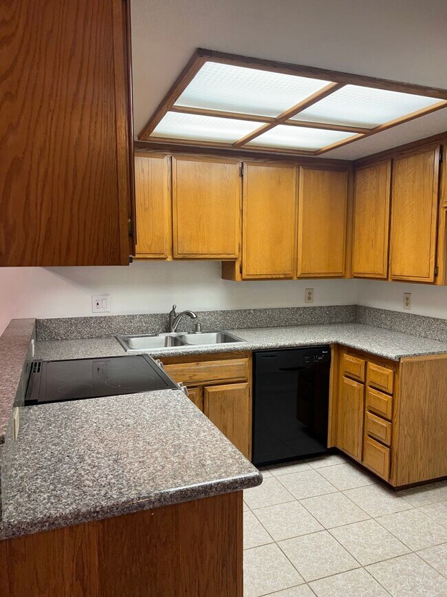 Building Photo - SPACIOUS 2 BEDROOM CONDO - EACH BED HAS OW...