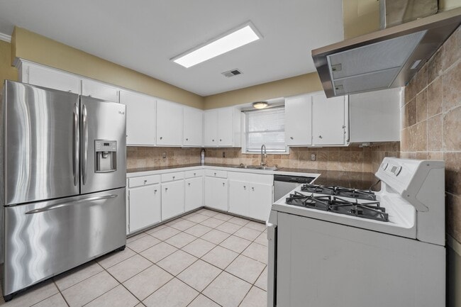 Building Photo - 10046 Cedardale Dr