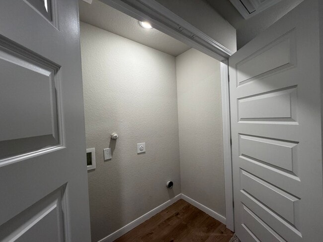 Building Photo - 460 Emma Dr