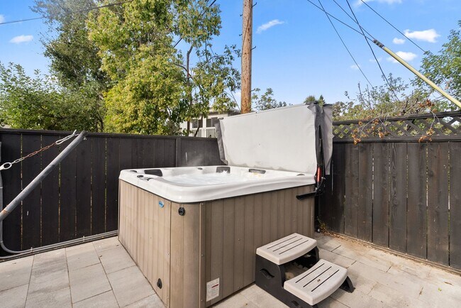 Building Photo - Designer 4BR Retreat with Pool, Indoor-Outdoor Living, and Prime Menlo Park Location