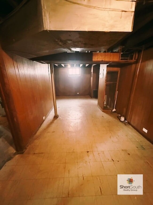 Building Photo - 3 bed 2 bath single family home with a detached 2 stall garage