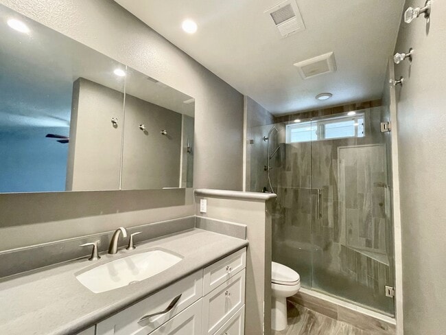 Building Photo - Updated 3 Bedroom Summerset Ct Home!