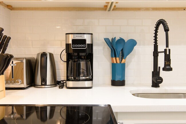 Building Photo - 240e E 75th St