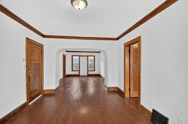 Building Photo - 1927 Harriet St