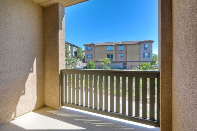 Building Photo - Available Now! 3 Story Townhome - New Construction!!