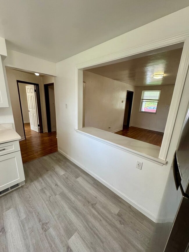Building Photo - Charming 4 Bed 1.5 Bath house with BRAND NEW KITCHEN!!!