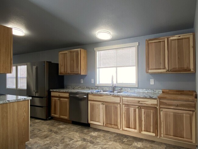 Building Photo - Freshly Updated in Dallesport