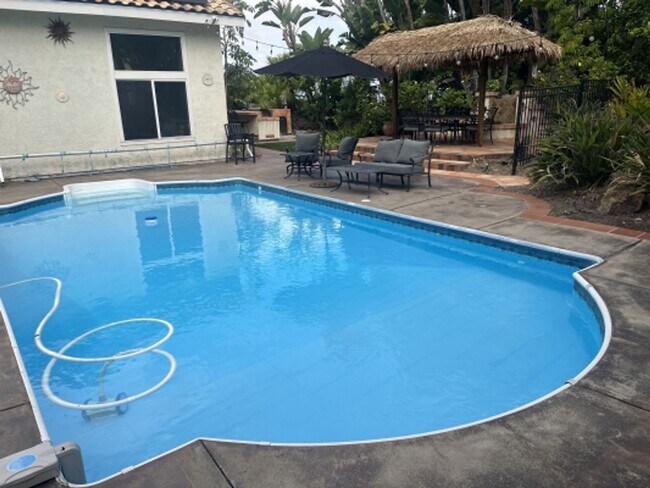 Building Photo - Stunning 4 bedroom Home with a Pool locate...