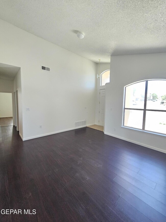 Building Photo - 6087 Camden Lake St