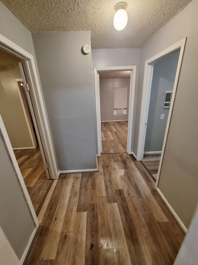 Building Photo - 3 bedroom, 1 bath