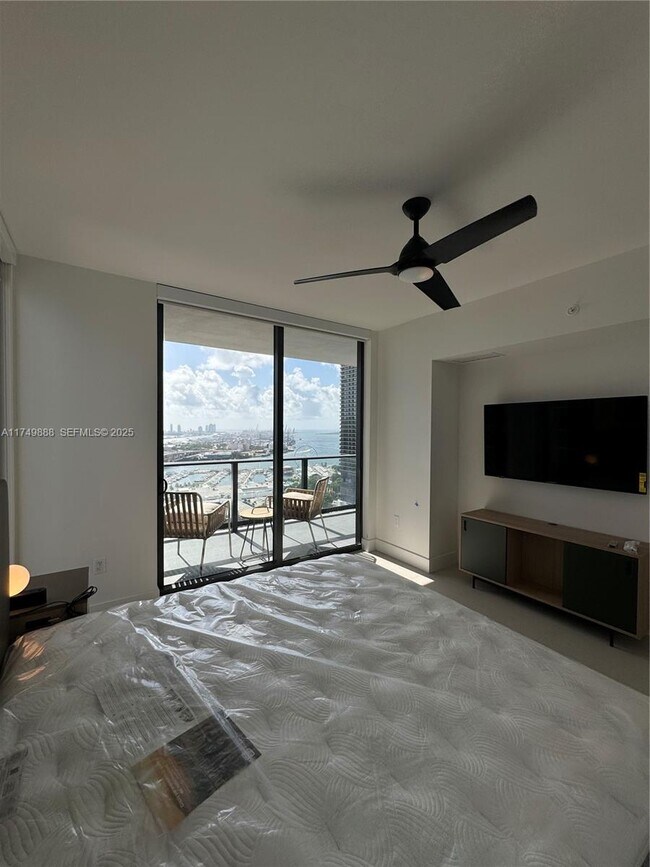 Building Photo - 601 NE 1st Ave