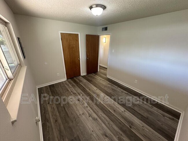 Building Photo - 3232 Louraine Cir