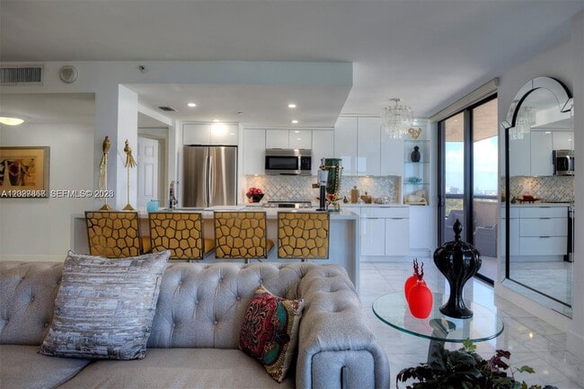 Building Photo - 2555 Collins Ave