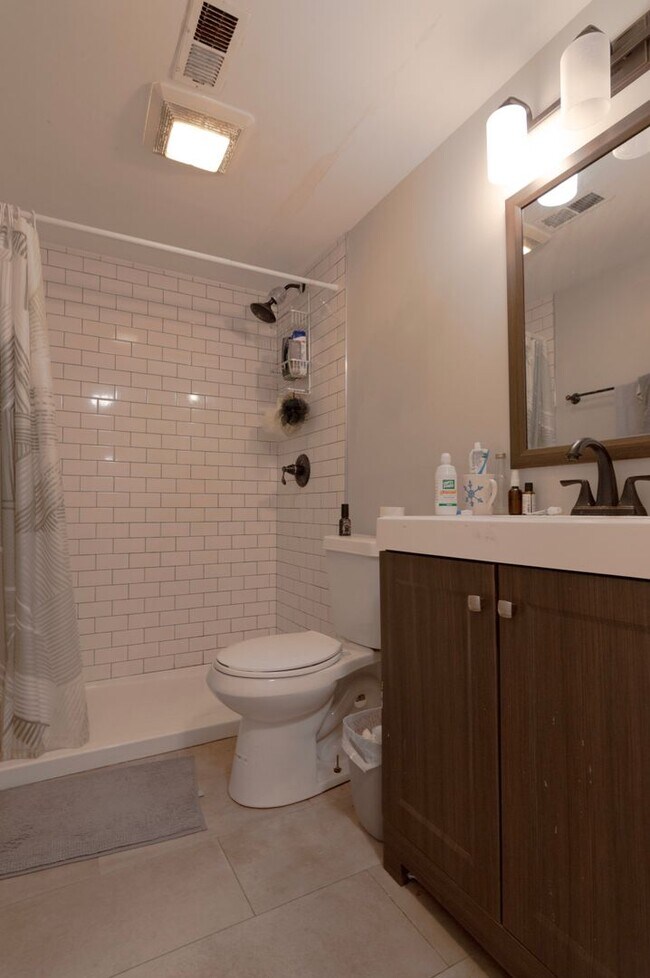 Building Photo - Room for Rent in 5 Bedroom House