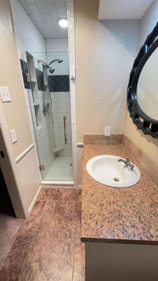 Building Photo - 3 bed 2 bath one story home