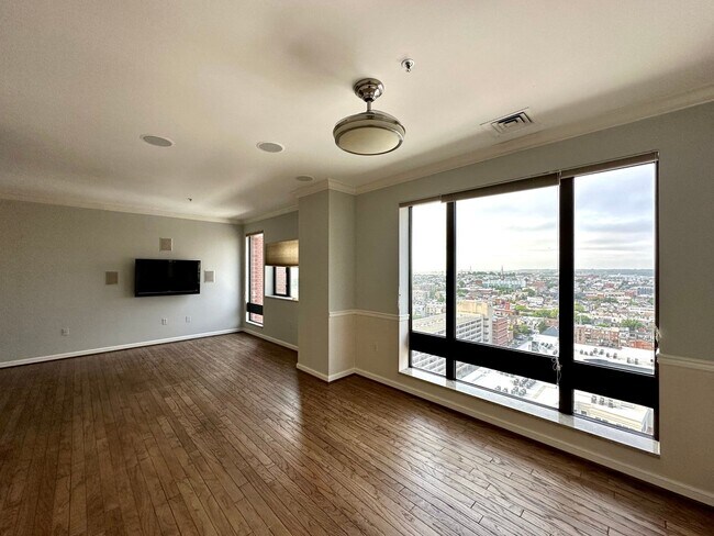 Building Photo - 10 E Lee St