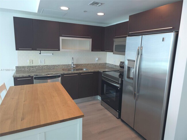 Building Photo - 950 Brickell Bay Dr