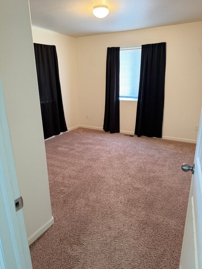 Building Photo - Beautiful 3 Bed 2.5 Bath 2 Car Garage