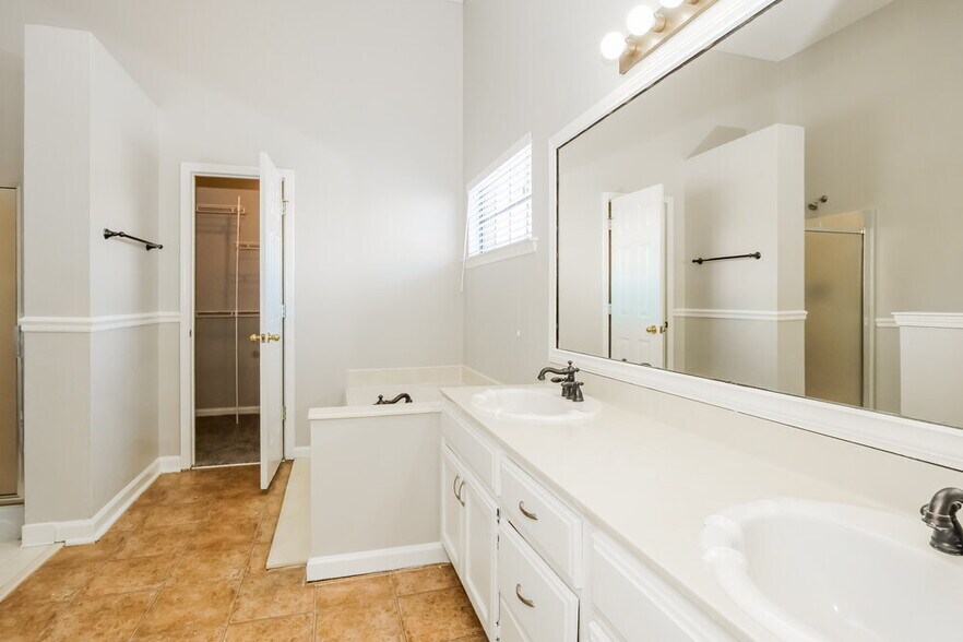 Building Photo - 4005 Eagle Ridge Ln
