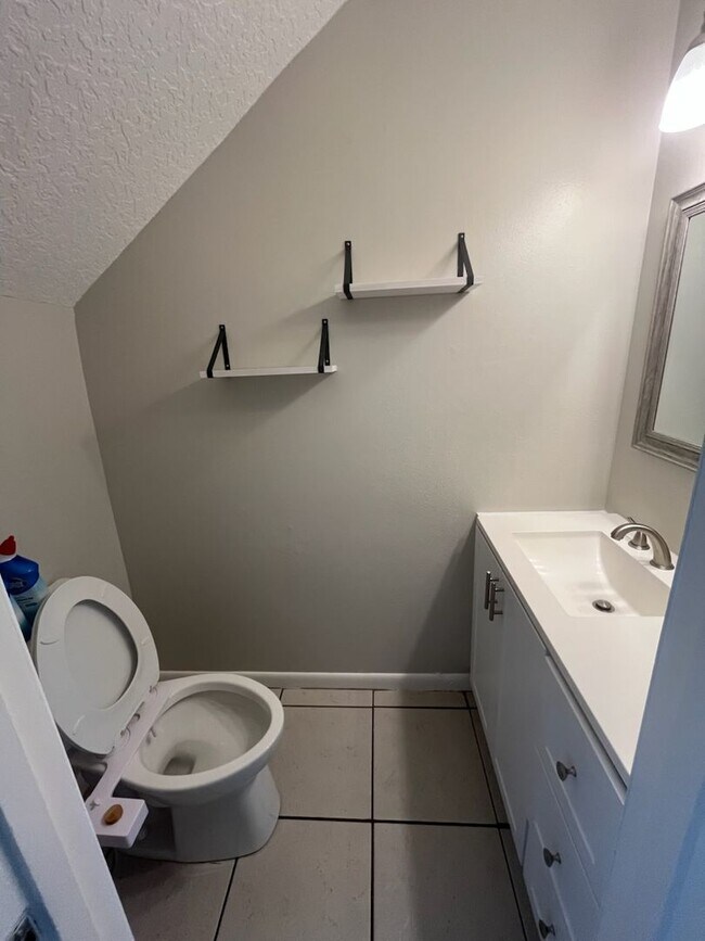 Building Photo - Spacious 2brm 1.5ba townhome Condo in The Villas off Conway Rd.