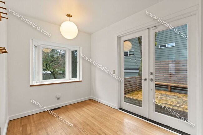 Building Photo - Pet Friendly Cape Cod in Multnomah Village!