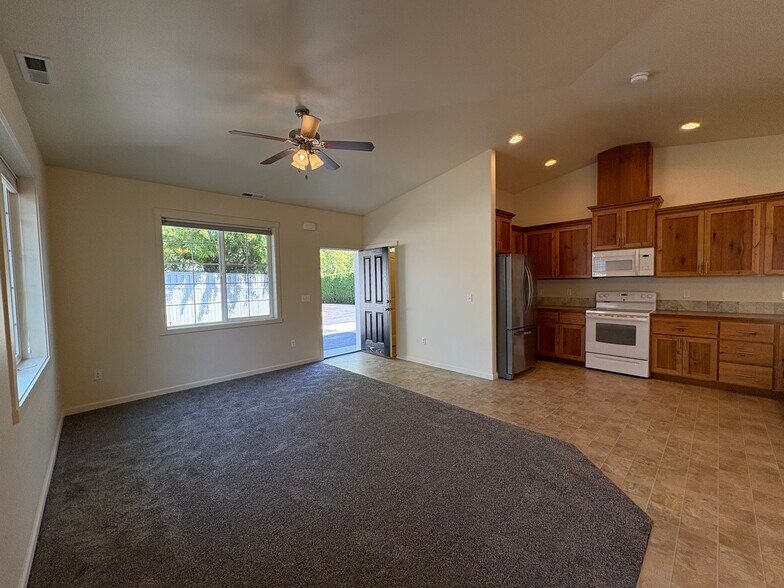 Building Photo - 1419 Springwater Ave