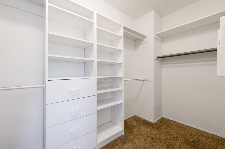 Master walk in closet - 1807 Alta Vista Pl