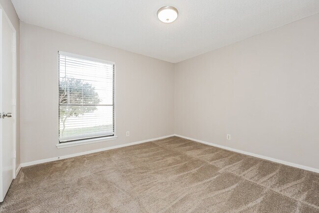 Building Photo - 3621 Willowbrook Dr