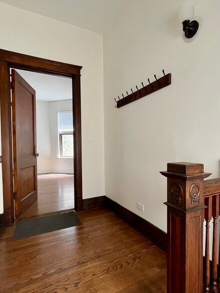 Building Photo - 1454 W Winona St