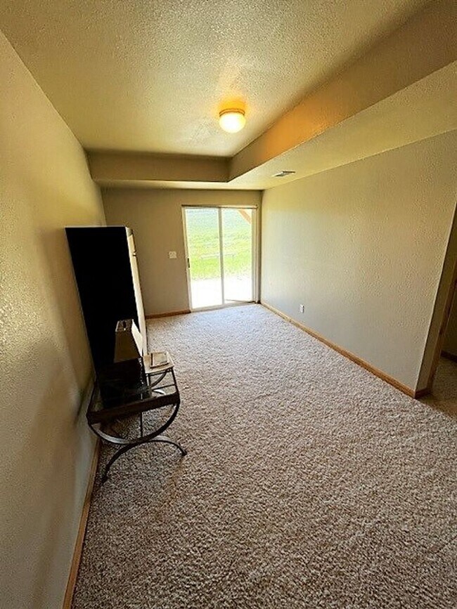 Building Photo - 592 Meadow Wood Cir