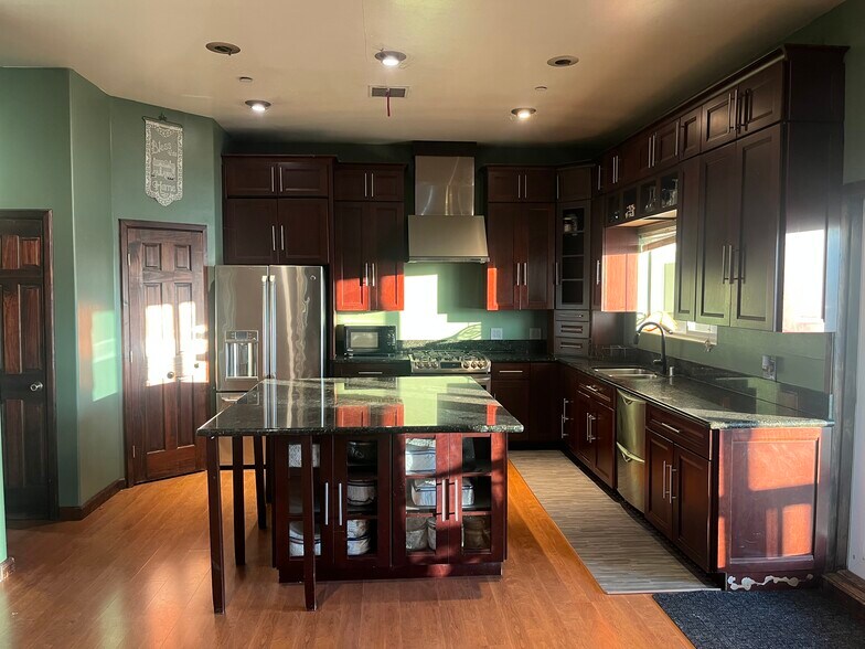 Building Photo - 2181 Garden Hwy