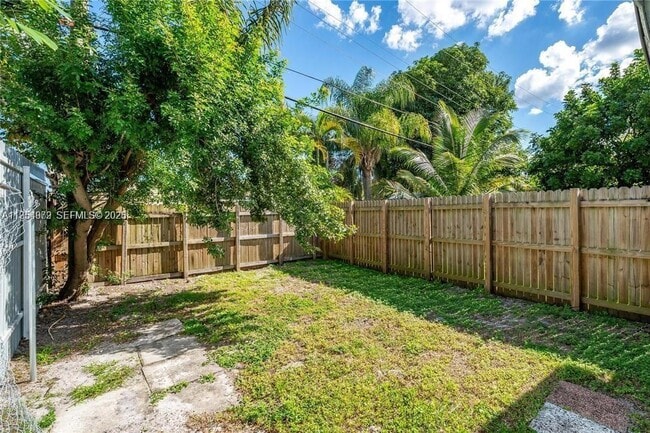 Building Photo - 4542 SW 25th Ave