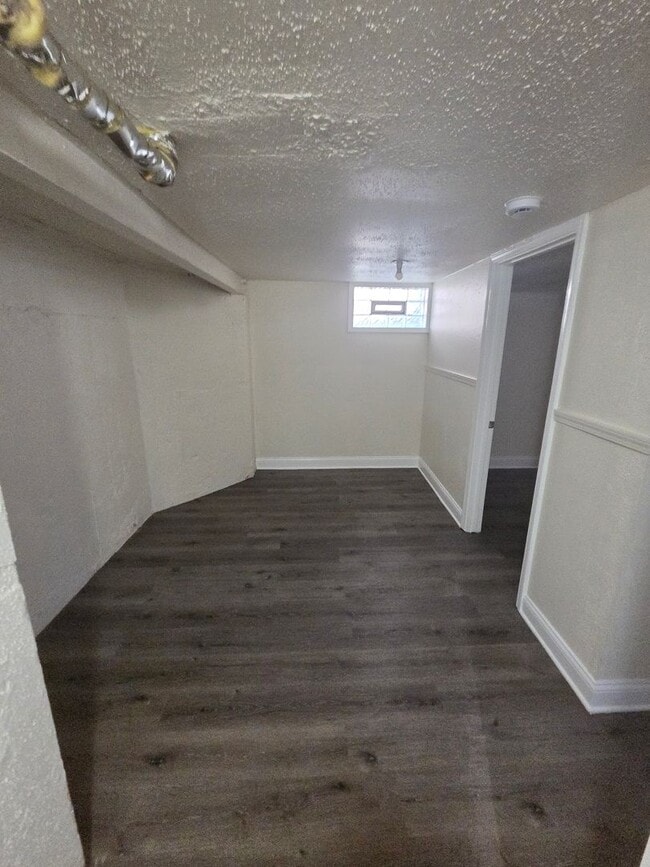 Building Photo - Charming 4BR Home with Spacious Layout, Mo...
