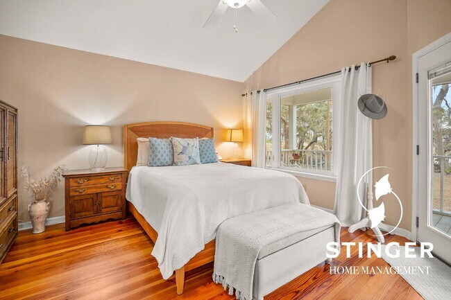 Building Photo - 1808 Lenora Dr