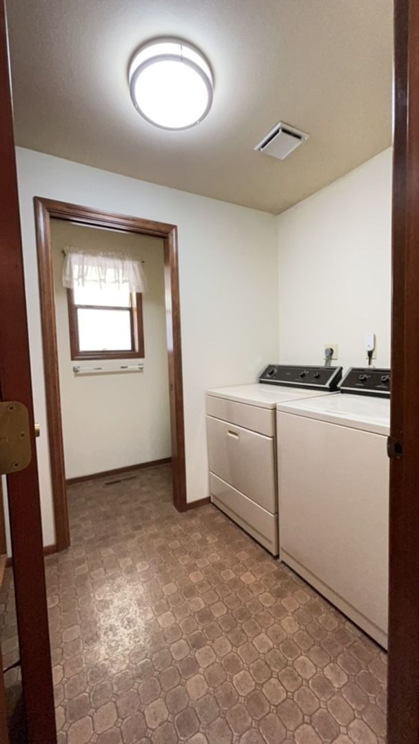 Building Photo - 3 Bedroom 2.5 Bath House