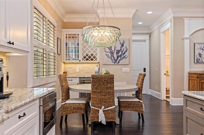 Building Photo - 310 8th Ave N