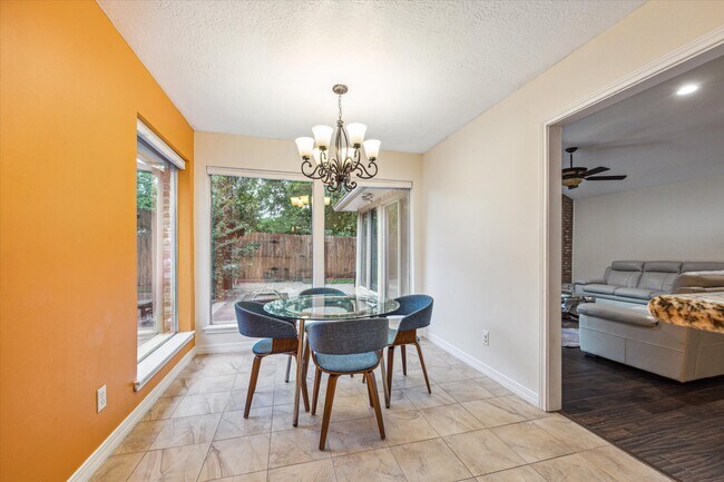 Building Photo - 910 Coachlight Dr