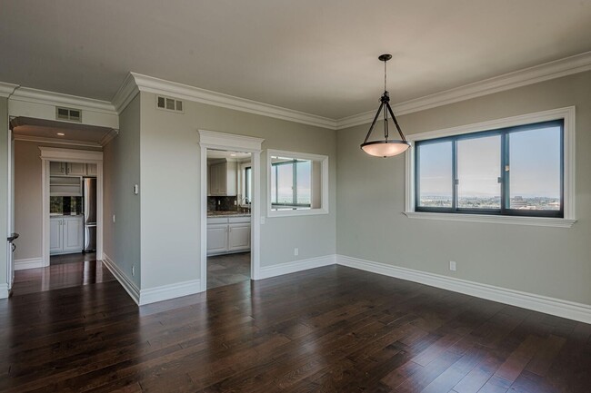 Building Photo - Gorgeous 2 Bed / 2 Bath Top Floor Condo wi...
