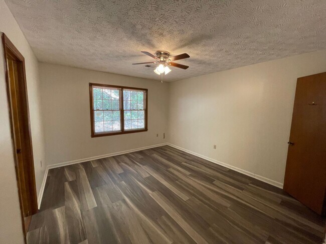 Building Photo - Secluded 2/1.5 Apartment East Rome $1,095