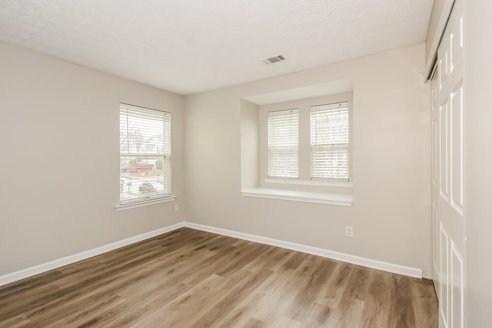 Building Photo - 2040 Valley Creek Dr