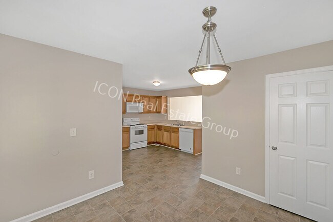 Building Photo - 3/2.5 End unit townhome
