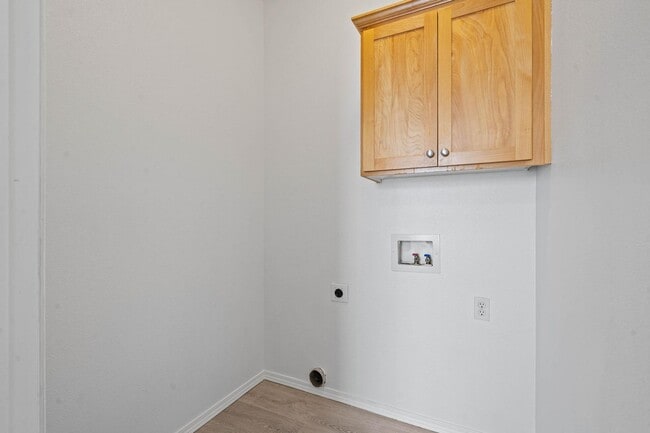 Building Photo - Lovely 3-bdrm/2-bath thin house in Portsmouth. Fenced backyard w/ deck, 1-car garage