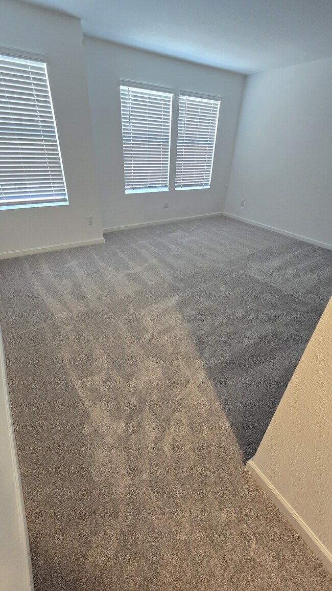 Building Photo - 581 Holly Lks Dr